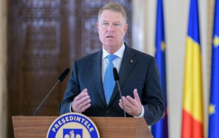 Iohannis, între ciocan și nicovală
