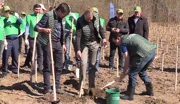 Au pus mâna pe cazma. Iohannis şi Orban, la plantat copaci în Dâmboviţa