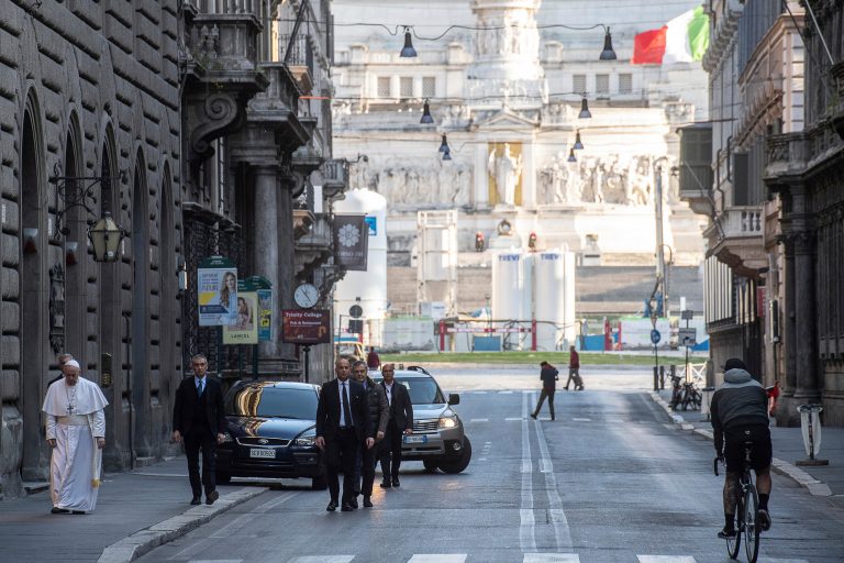 Papa s-a aventurat pe străzile pustii ale Romei