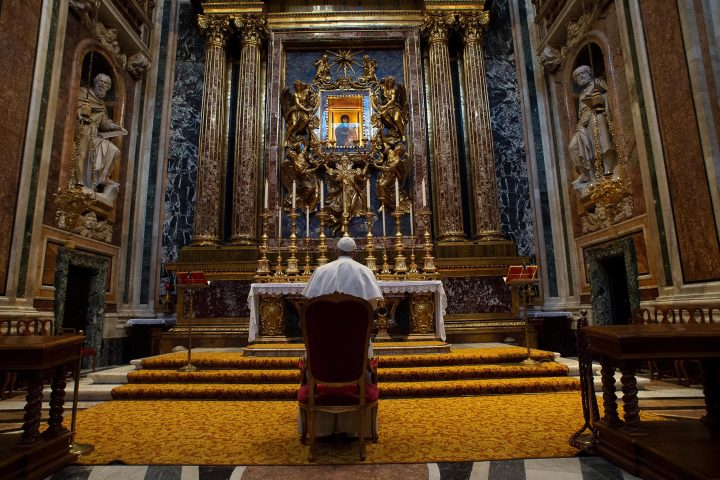 Pope Francis on a private visit to the Basilica of Santa Maria Maggiore - Ziarul National