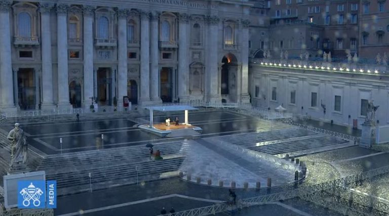 VIDEO. Imagini impresionante la Vatican. Papa Francisc s-a rugat în Piața Sf. Petru, golită de COVID