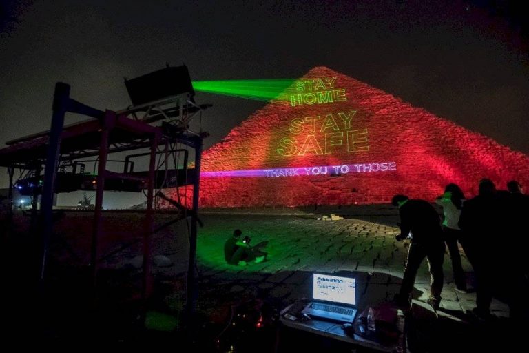 Coronavirus: Marea Piramidă din Giza, luminată cu mesaje de solidaritate