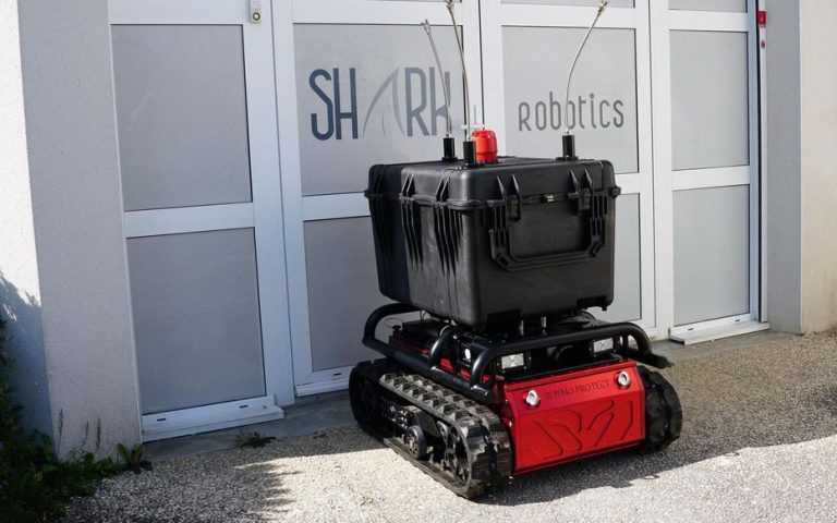 Robotul de decontaminare, noul inamic al COVID-19