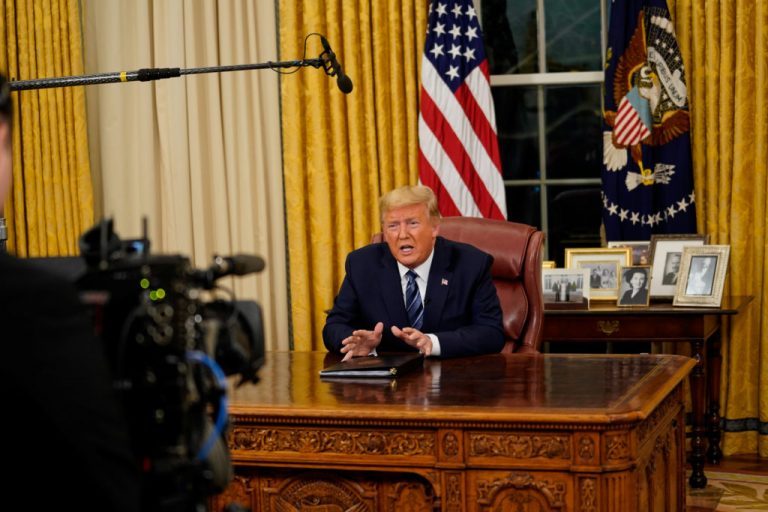 Trump trimite americanilor cecuri de 1000 de dolari