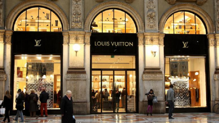 Louis Vuitton a trecut la gel dezinfectant