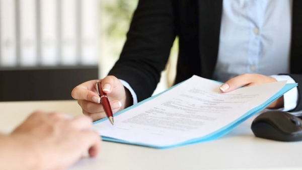 Executive hands indicating where to sign contract - Ziarul National