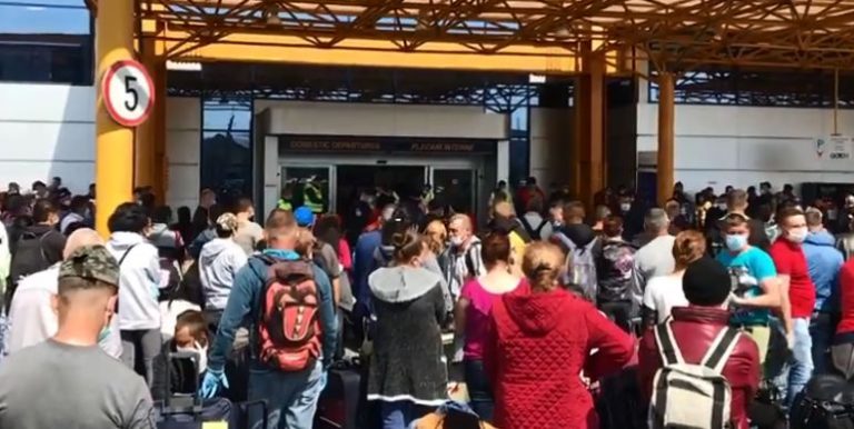 O mare de oameni pe aeroportul din Cluj (VIDEO)