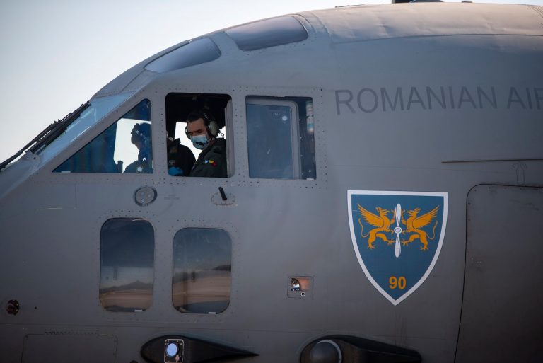 Misiunea echipei medicale românești în Italia s-a încheiat. Povestea zborului avionului militar care îi aduce acasă