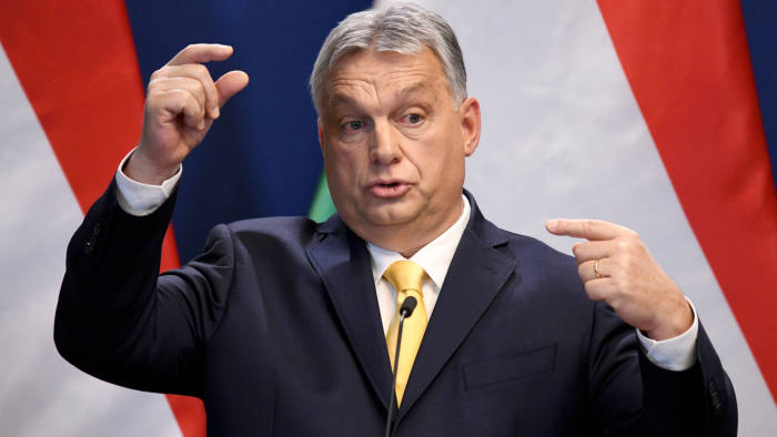 Orban al Ungariei dă medicilor bonusuri de 1400 de euro