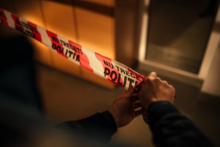 Găsit mort la parterul blocului. Ar fi căzut pe scări