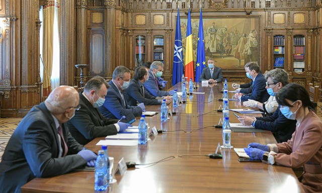 Iohannis intră în ședință cu Orban și mai mulți miniștri