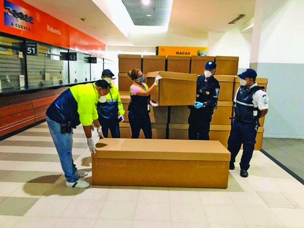 Sicrie din carton pentru morții pandemiei