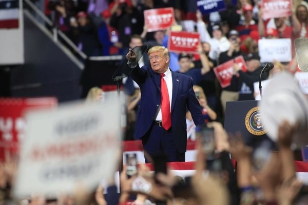 Trump iese la drumul mare