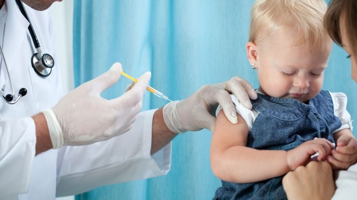 33068722 - pediatrician makes vaccination to small girl - Ziarul National
