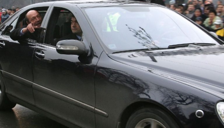 Alertă la București. Traian Băsescu, implicat într-un accident în centrul Capitalei