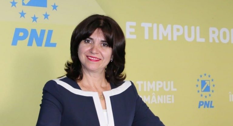 Ultimul tun al Monicăi Anisie: Ministerul Educației cumpără măști în valoare de 10 milioane euro cu termen limită de depunere a ofertelor în doar 4 ore