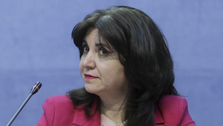 Ministresa Educației ține ședințe la partid, fără a respecta distanțarea socială
