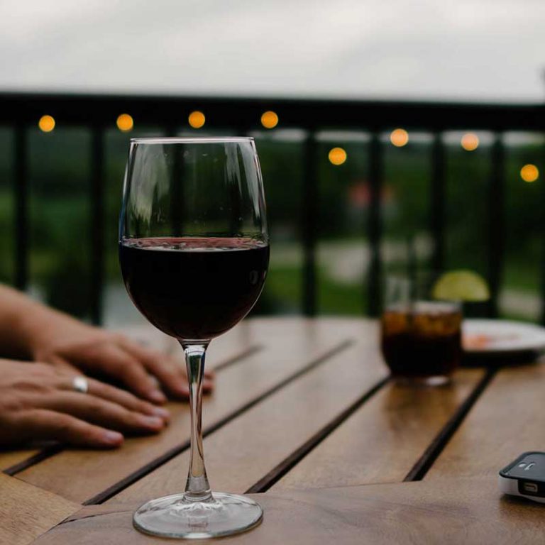 Stii sa apreciezi un vin de calitate? Feteasca Neagra iti da intalnire la cele mai gustoase mese!