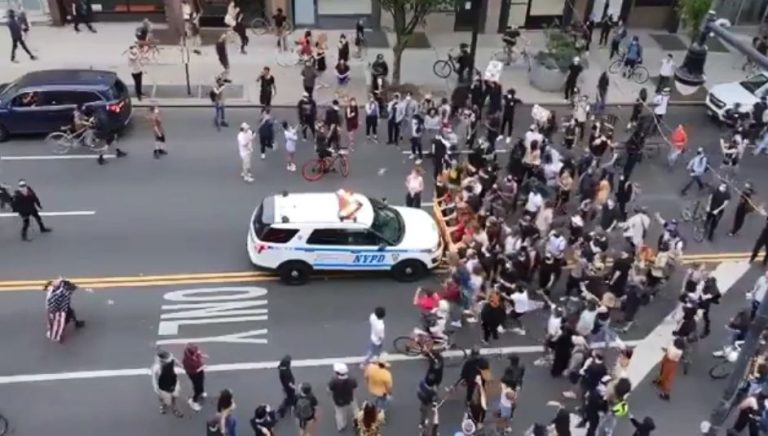 Imagini șocante cu incidentul în care au fost implicate două mașini ale poliției, în New York (VIDEO)