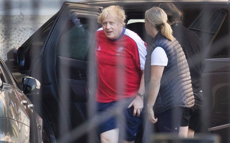 Premierul britanic face jogging în grădina reginei