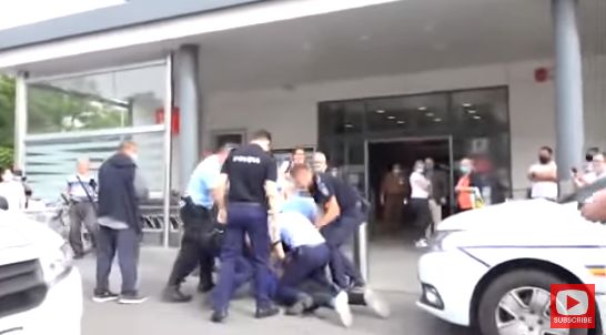 Scandal în fața unui hipermarket din Capitală! Bărbat imobilizat de polițiști (VIDEO)