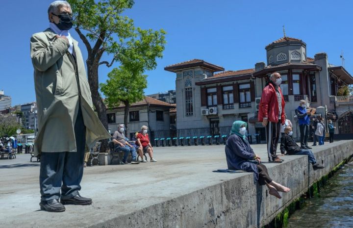 Turcii, obligați să stea în casă 4 zile la rând