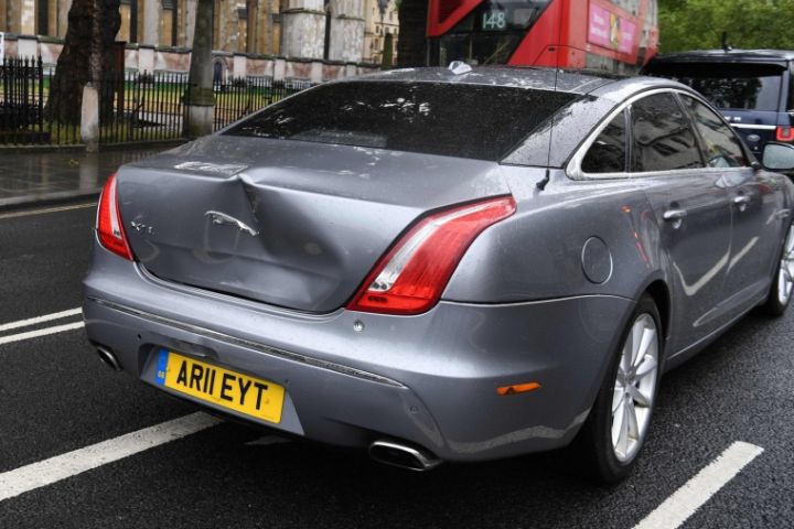 Mașina premierului britanic, bușită de angajații de securitate