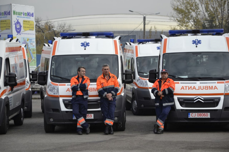 Ambulanțierii ies în stradă. Jandarmii, pregătiți de luptă