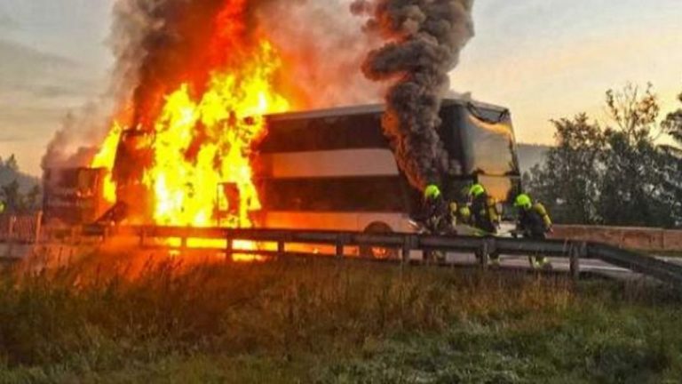 Autocar cu 40 de persoane a luat foc pe DN1. Circulația este oprită