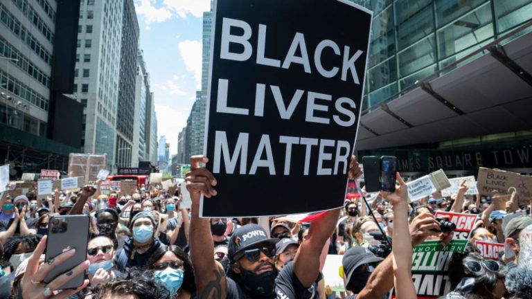 Adevărata miză a protestelor din SUA. Black Lives Matter ordonă: distrugeți creștinismul, dărâmați statuile lui Iisus!