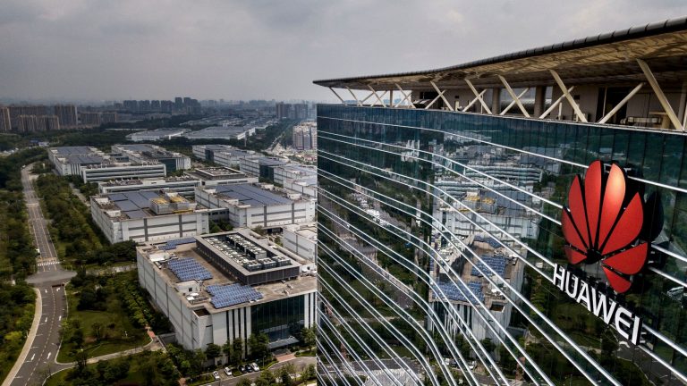 Huawei, sperietoarea Americii