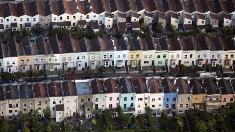 Coronavirusul a gripat piața imobiliară globală