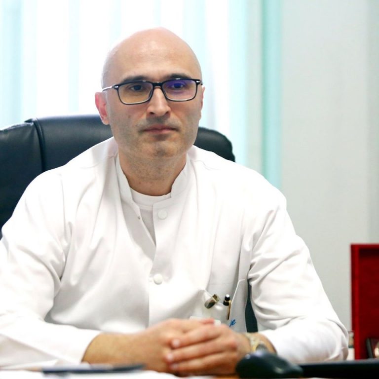 Avertismentul unui director de spital: Este mai ușor să crezi într-o teorie a conspirației decât să te speli cu apă și săpun