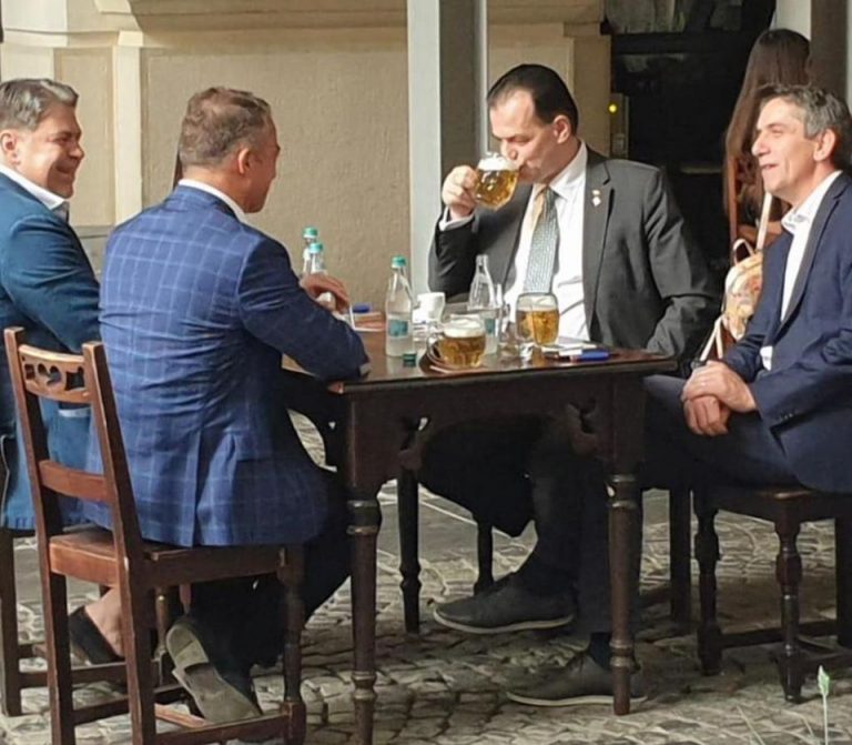 Pesediștii n-au trecut cu vederea ieșirea premierului la terasă: Orban a instalat o guvernare de bodegă