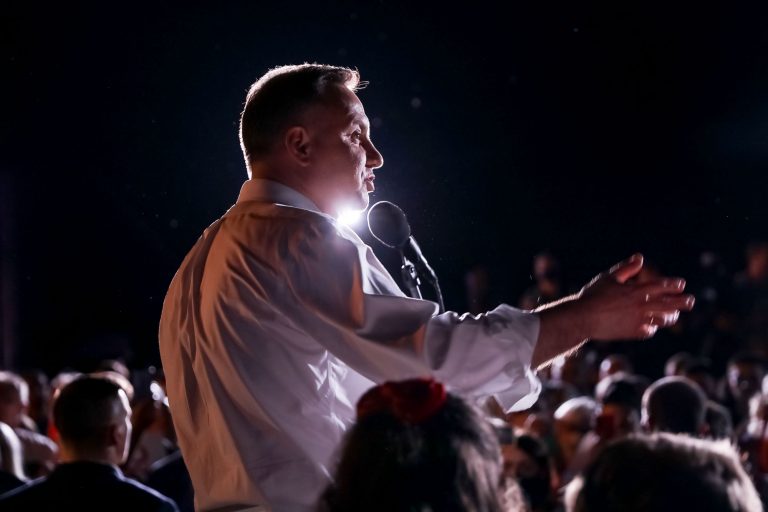 Actualul președinte al Poloniei a câștigat primul tur al alegerilor. Cu cine luptă în runda decisivă