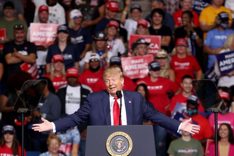 Trump, acuzat că răspândește Covid-19. Bine ați venit în campania electorală din SUA!