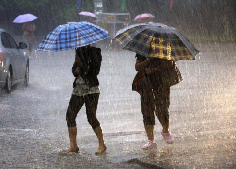 Prognoza meteo. Încă două zile cu Cod galben de furtuni și ploi torențiale
