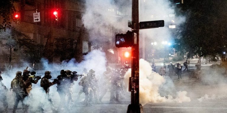 SUA, aproape de un război civil. Donald Trump trimite trupe federale în stradă. „Aceștia sunt anarhiști”