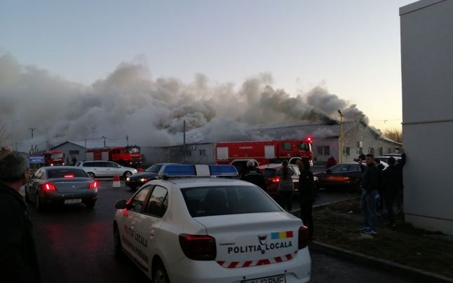 Noapte de groază la Focșani. Incendiu devastator la un depozit de carne. Peste 100 de tone au fost făcute scrum