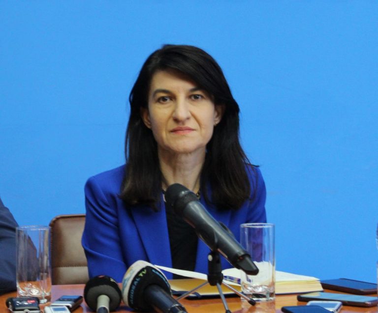 Violeta Alexandru taie în carne vie. „Le verificăm pe toate”