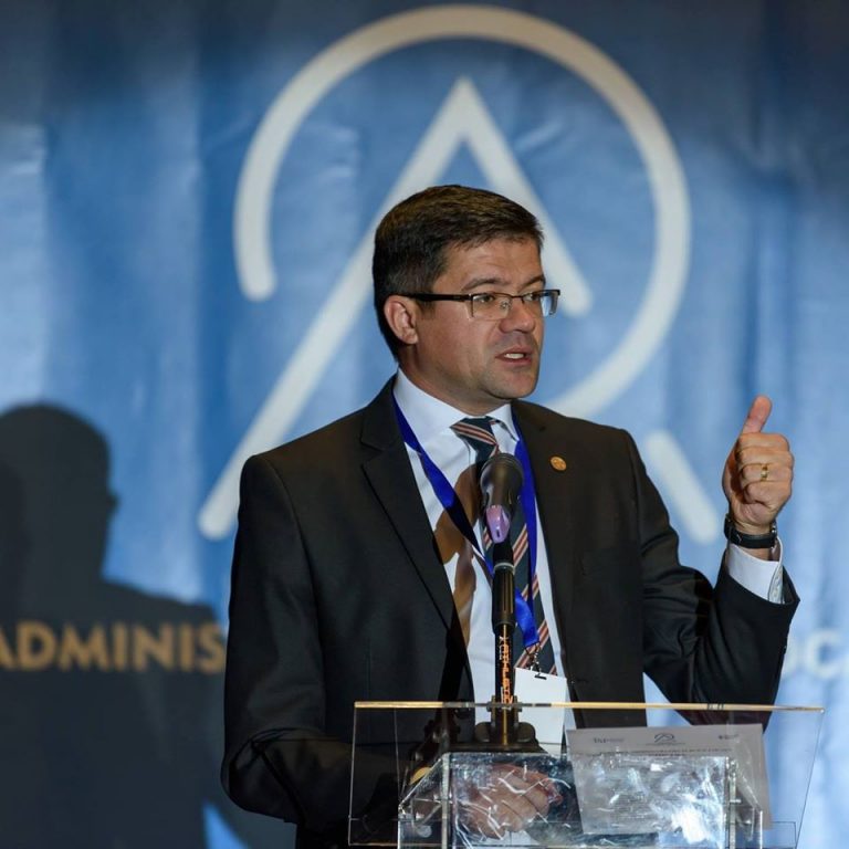 Discursul în engleză al ministrului Mediului face furori pe net. Ascultați-l pe Costel Alexe citind de zor! – VIDEO