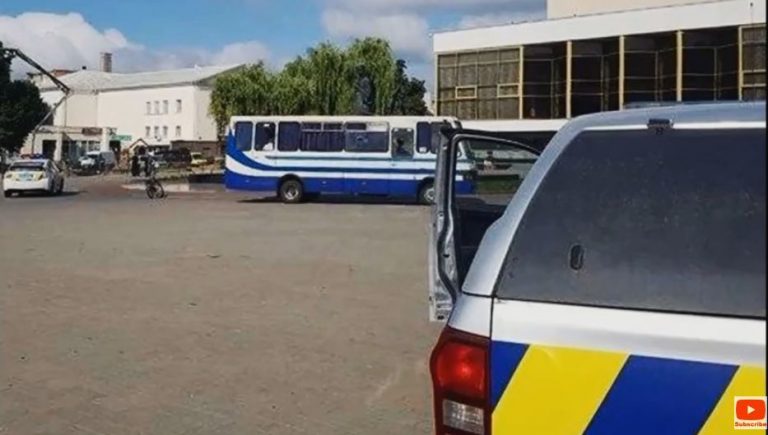 Autoritățile, în alertă: Luare de ostatici în Ucraina! Oamenii sunt ținuți captivi într-un autobuz – VIDEO