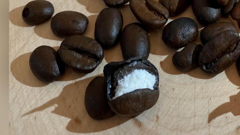Descoperire șoc făcută de poliție! Cocaină ascunsă în… boabe de cafea