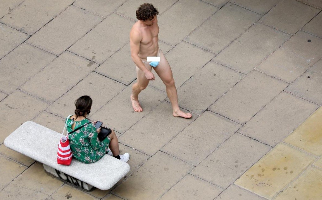 Imagini surprinzătoare din centrul Londrei: Un bărbat s-a plimbat gol, purtând doar o mască de protecție