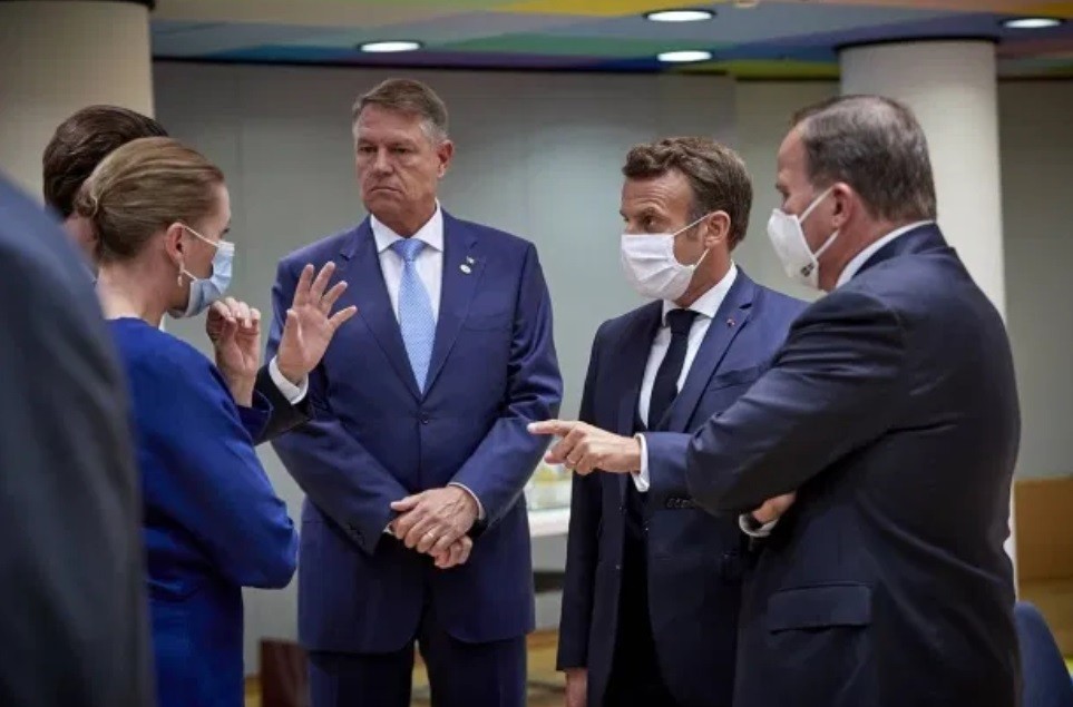 Klaus Iohannis, fără mască de protecție alături de liderii europeni