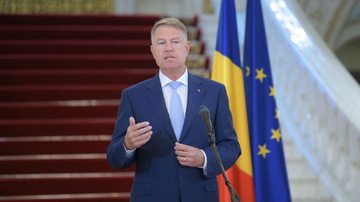 Iohannis și-a dat cu stângu-n dreptul