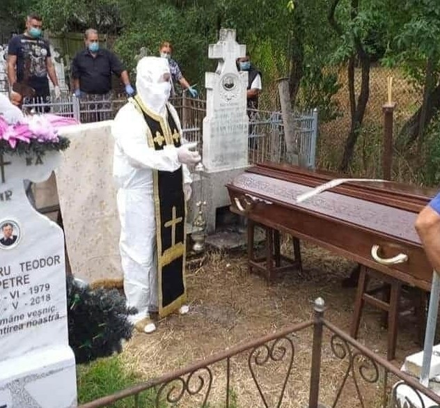 Cum s-a văzut la nivelul BOR poza cu preotul purtând combinezon antiCOVID la o înmormântare