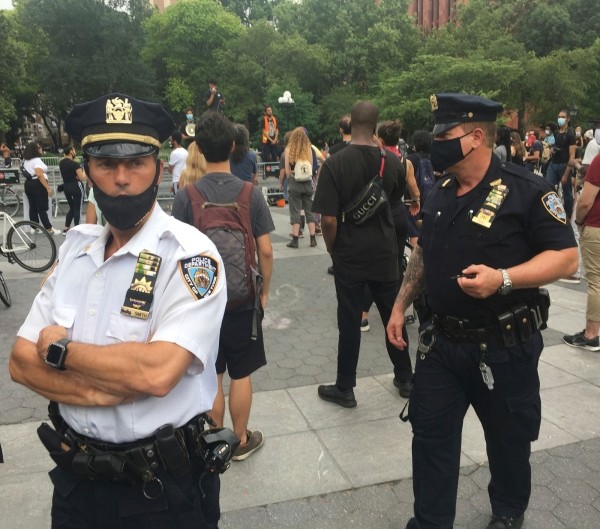 O minciună: Poliția americană este rasistă