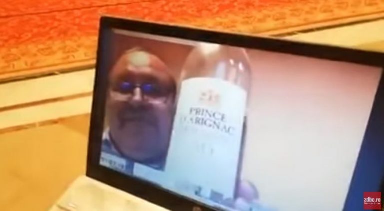 IMAGINI INCREDIBILE la dezbaterile pe legea carantinării. Liderul senatorilor PNL, cu sticla de coniac la vedere. Colegii au reacționat imediat! – VIDEO