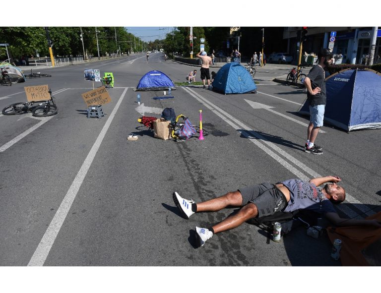 Proteste uriașe în apropiere de granița României. Traficul este blocat